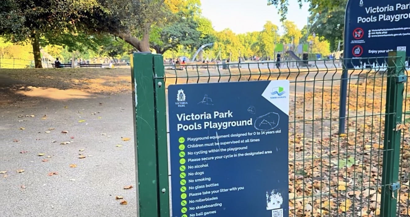 Victoria Park Pools Playground sign listing age range and rules