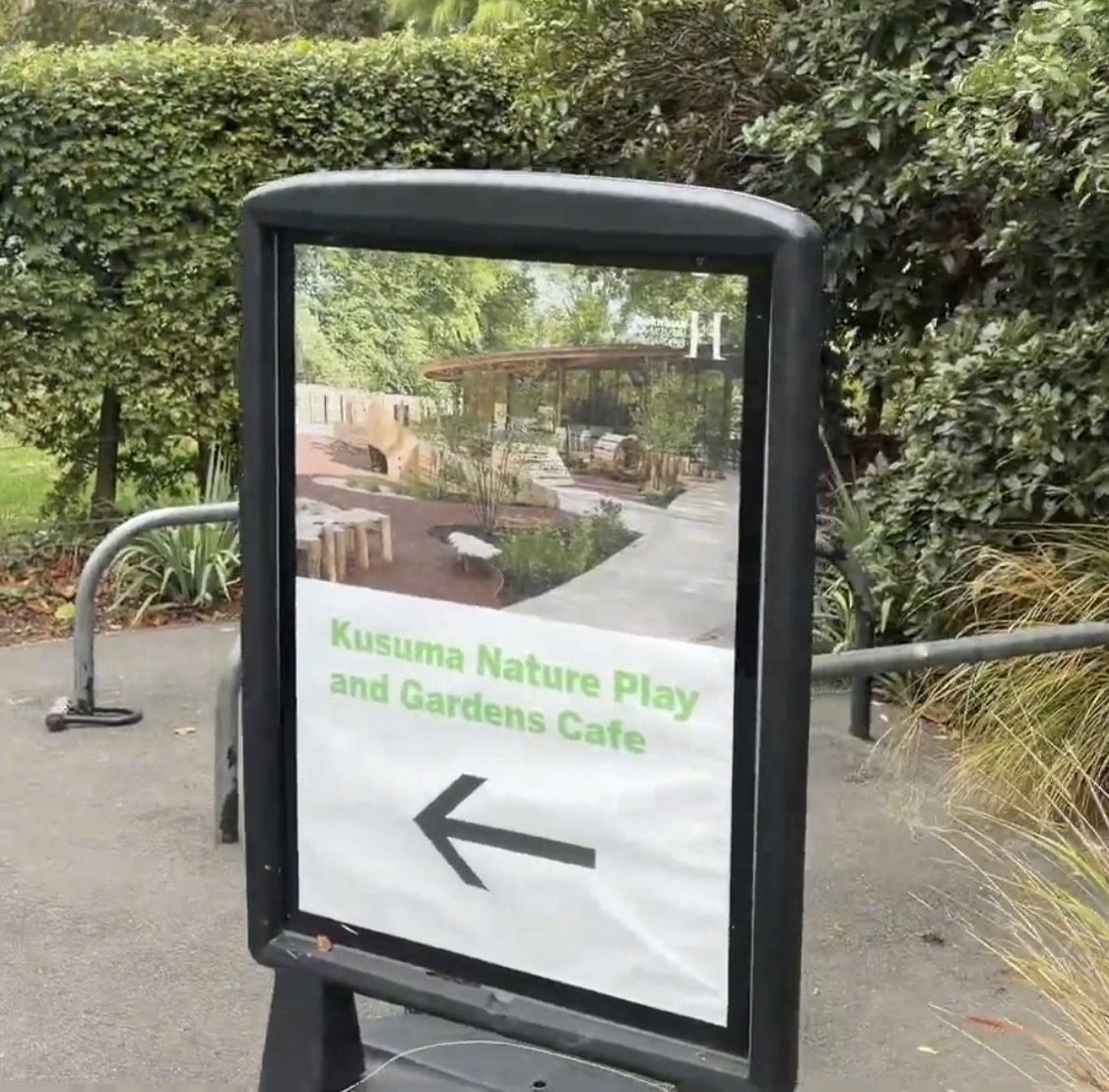 Sign in the Horniman Gardens pointing to Kusuma Nature Play and the Gardens Cafe