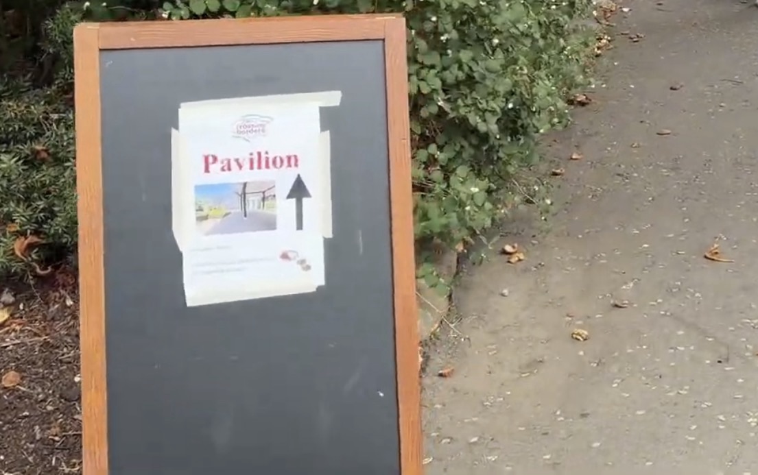 Chalkboard sign in the Horniman Gardens pointing the way to the Pavilion